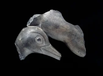 Fragment einer geschnitzten Schale mit Entenmotiven, Frühdynastische Periode